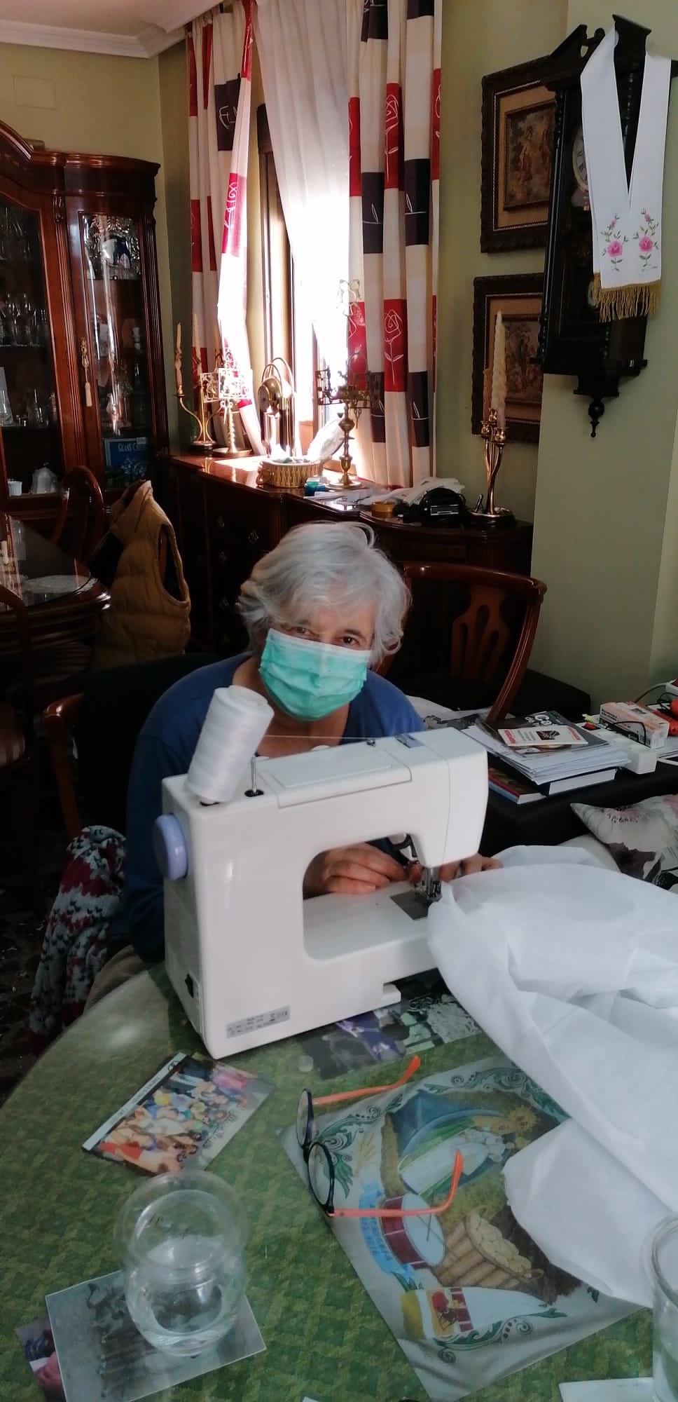 Cientos de mujeres de la provincia han aportado su granito para ayudar en la crisis sanitaria