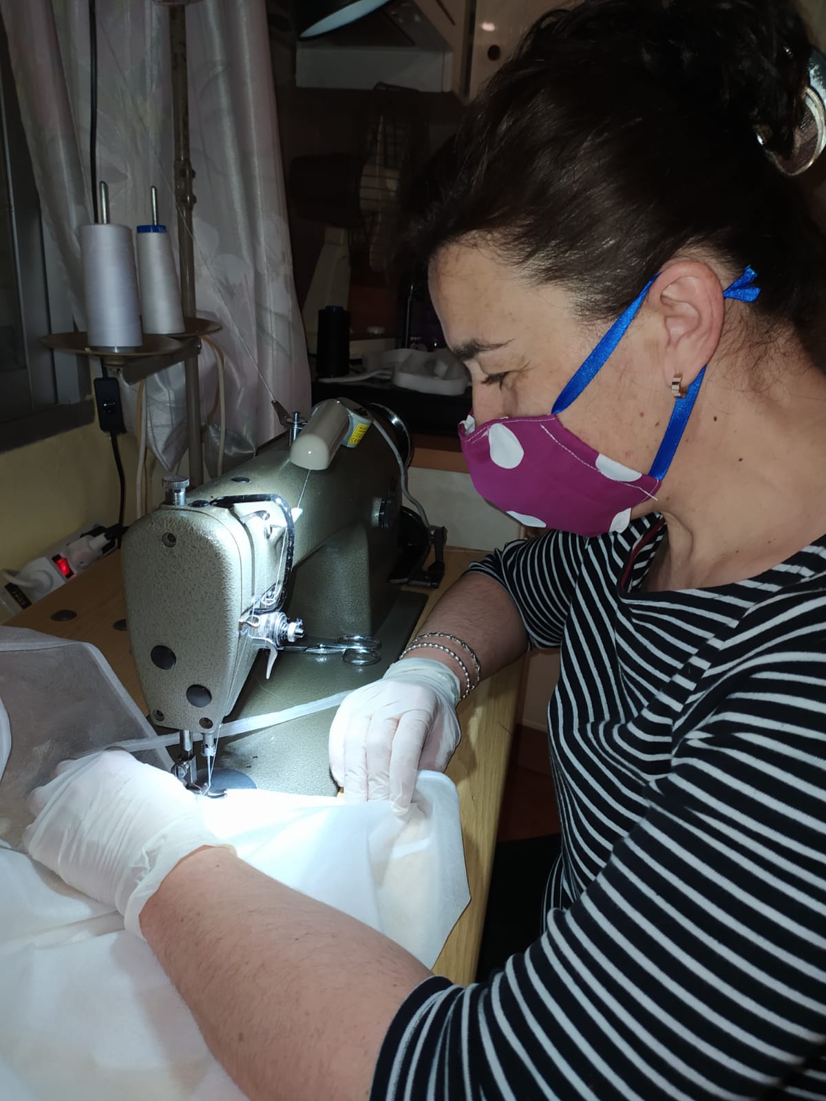 Cientos de mujeres de la provincia han aportado su granito para ayudar en la crisis sanitaria