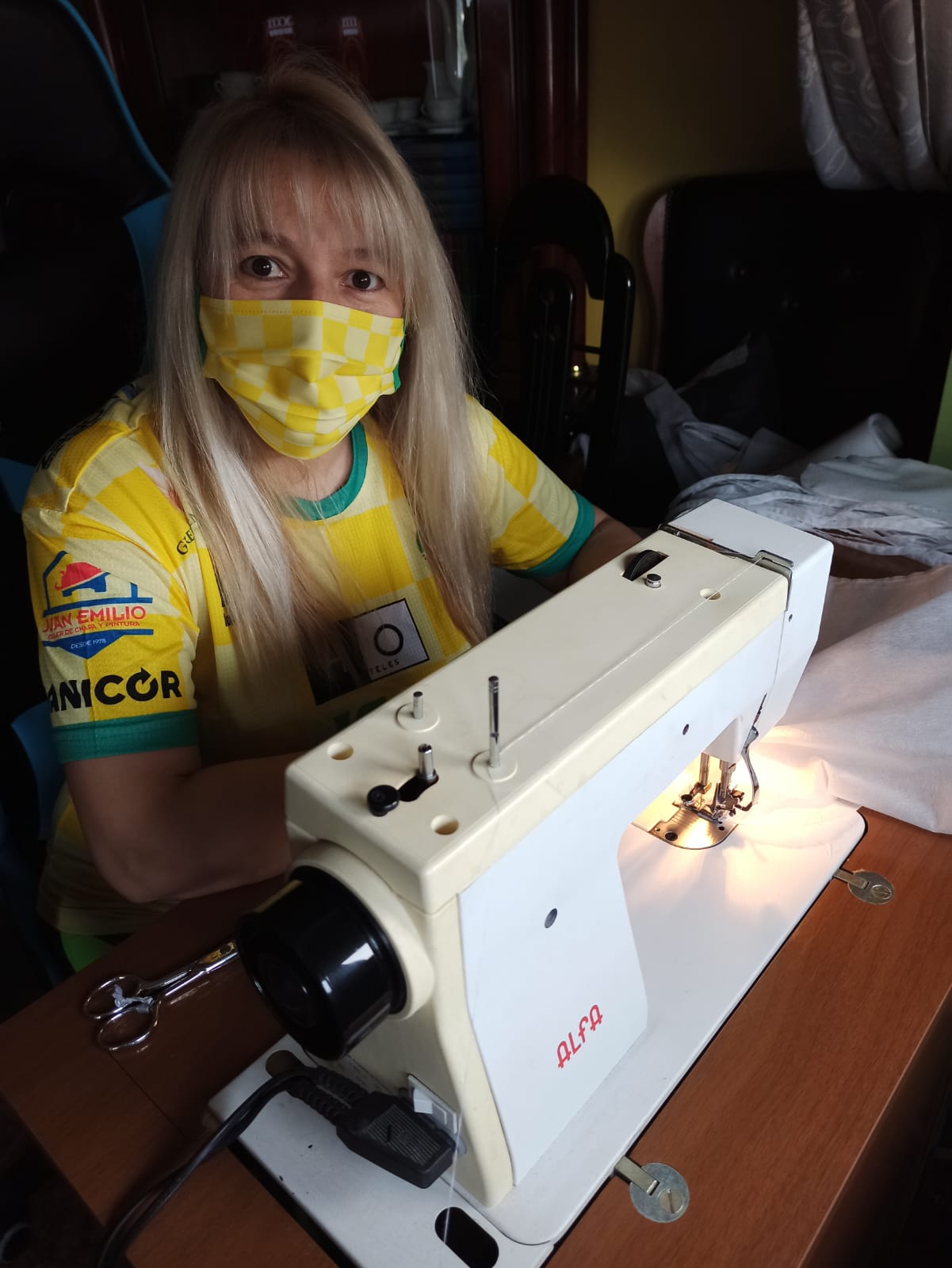 Cientos de mujeres de la provincia han aportado su granito para ayudar en la crisis sanitaria