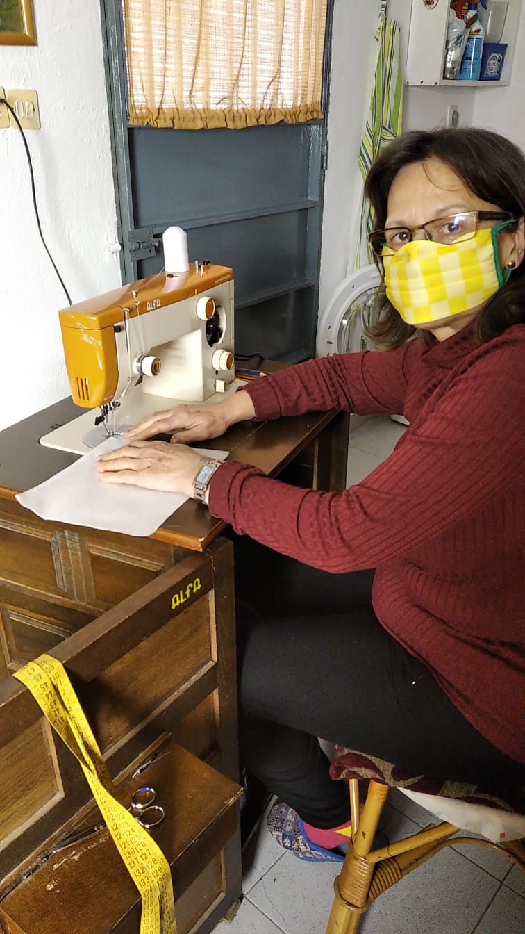 Cientos de mujeres de la provincia han aportado su granito para ayudar en la crisis sanitaria