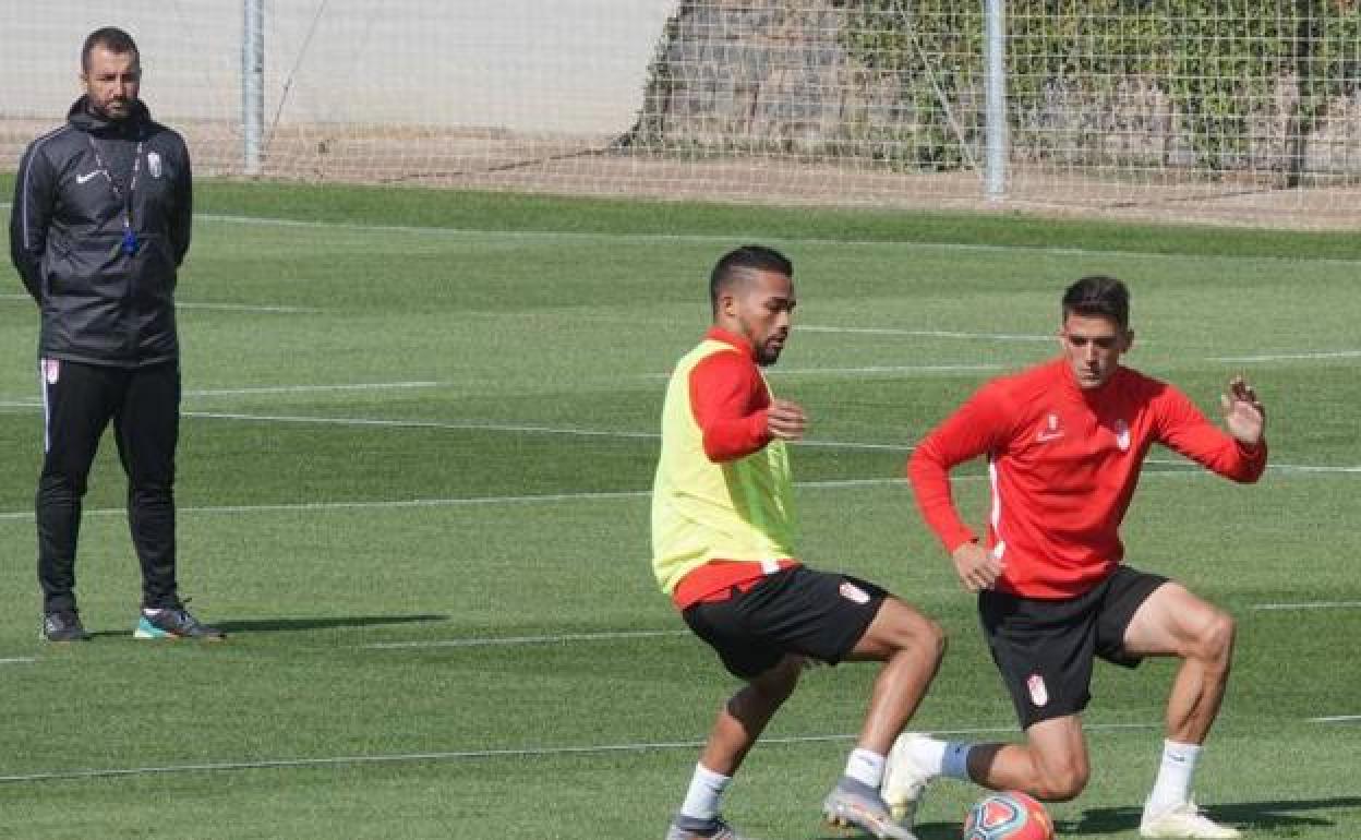Diego Martínez observa cómo Yangel Herrera pelea un balón con Martínez en un entrenamiento pasado. 