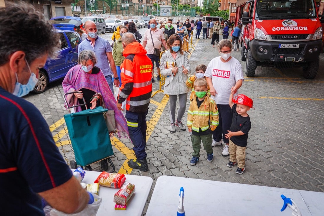 Entrega de comida en el Parque Sur de bomberos