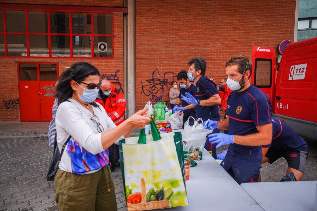 Entrega de comida en el Parque Sur de bomberos