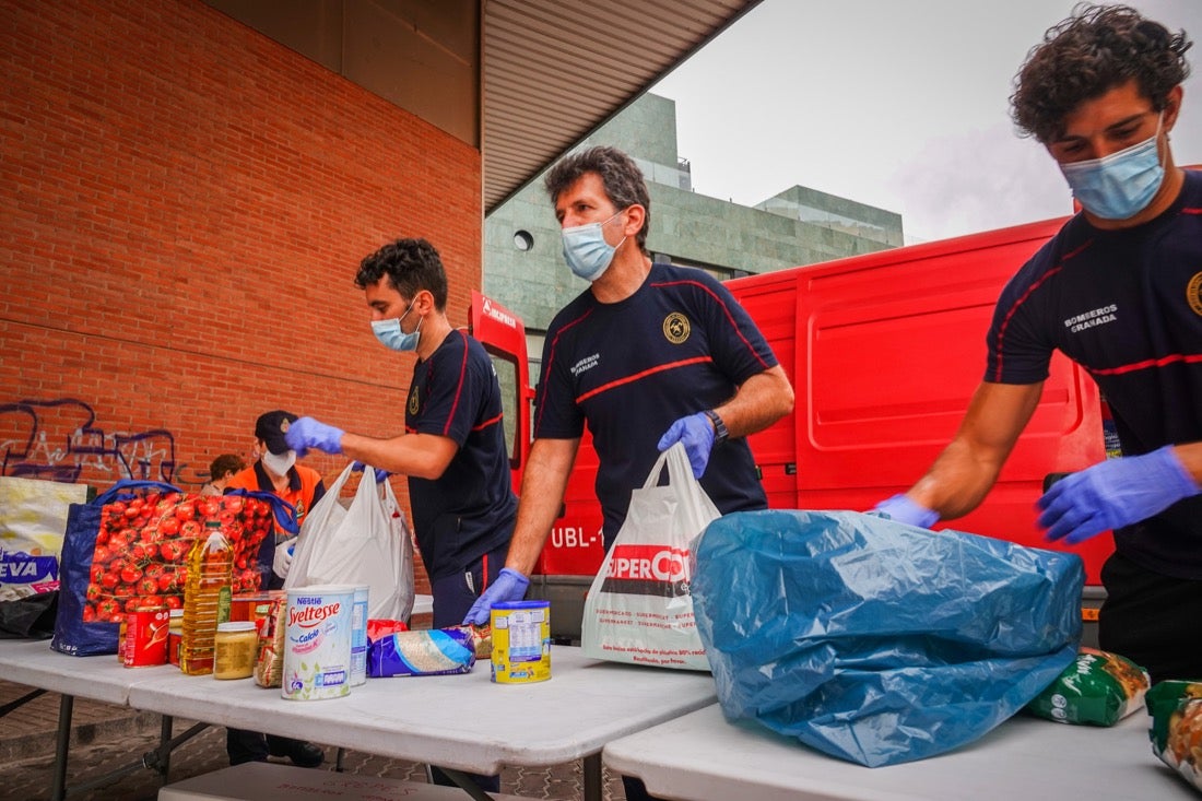 Entrega de comida en el Parque Sur de bomberos