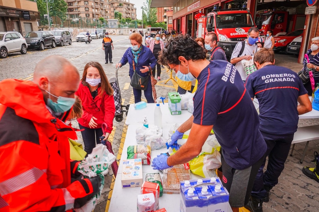 Entrega de comida en el Parque Sur de bomberos