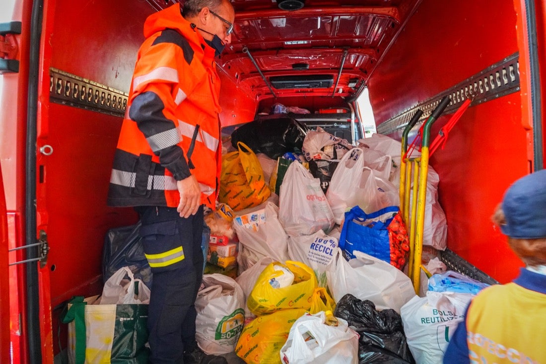 Entrega de comida en el Parque Sur de bomberos