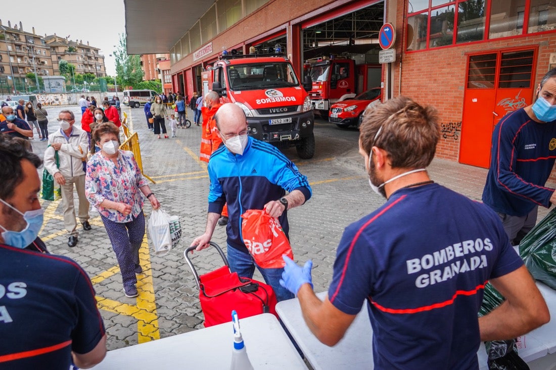 Entrega de comida en el Parque Sur de bomberos