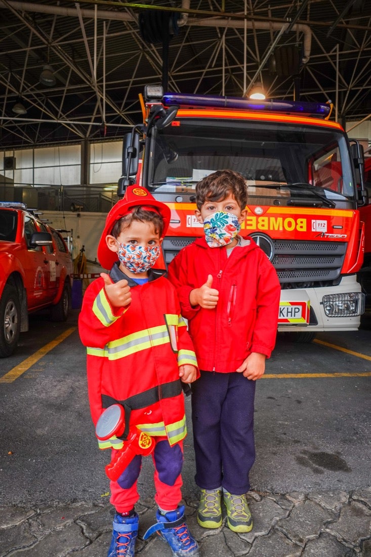 Entrega de comida en el Parque Sur de bomberos