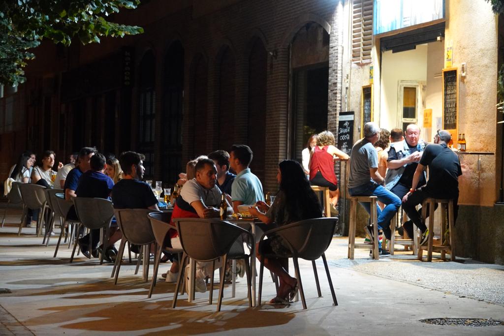 Los bares de la ciudad, repletos de clientes en sus terrazas