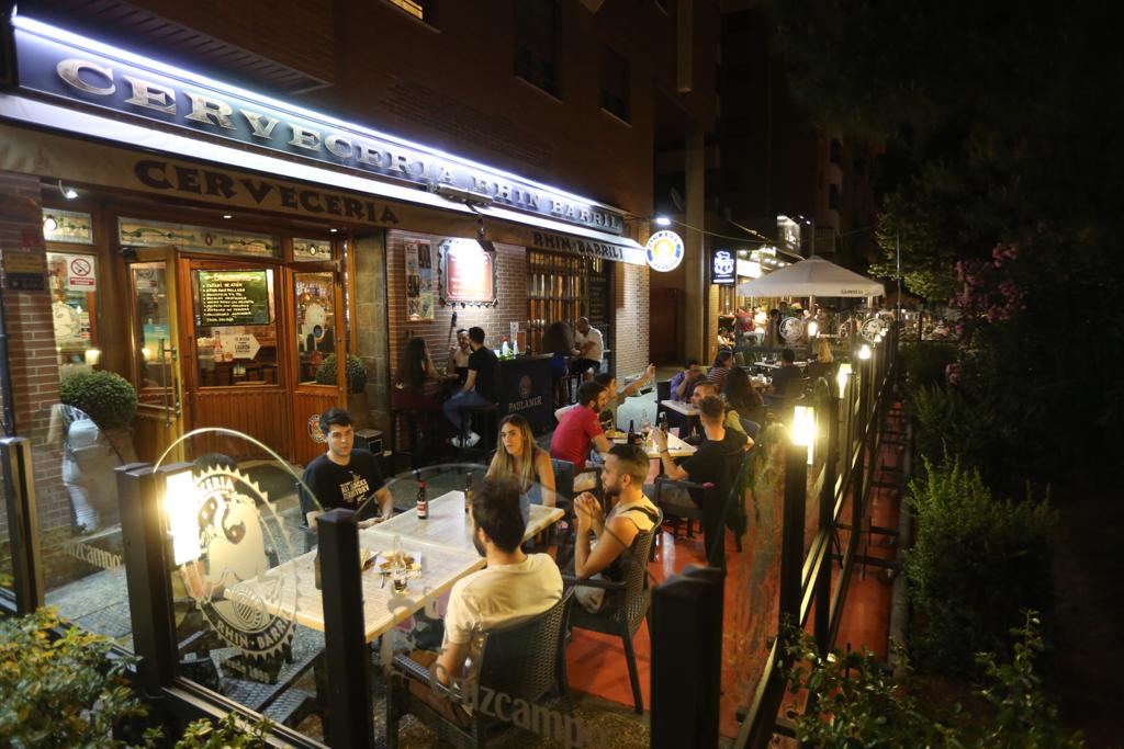Los bares de la ciudad, repletos de clientes en sus terrazas