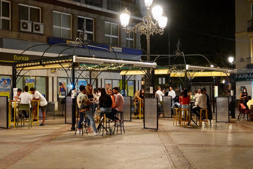 Los bares de la ciudad, repletos de clientes en sus terrazas