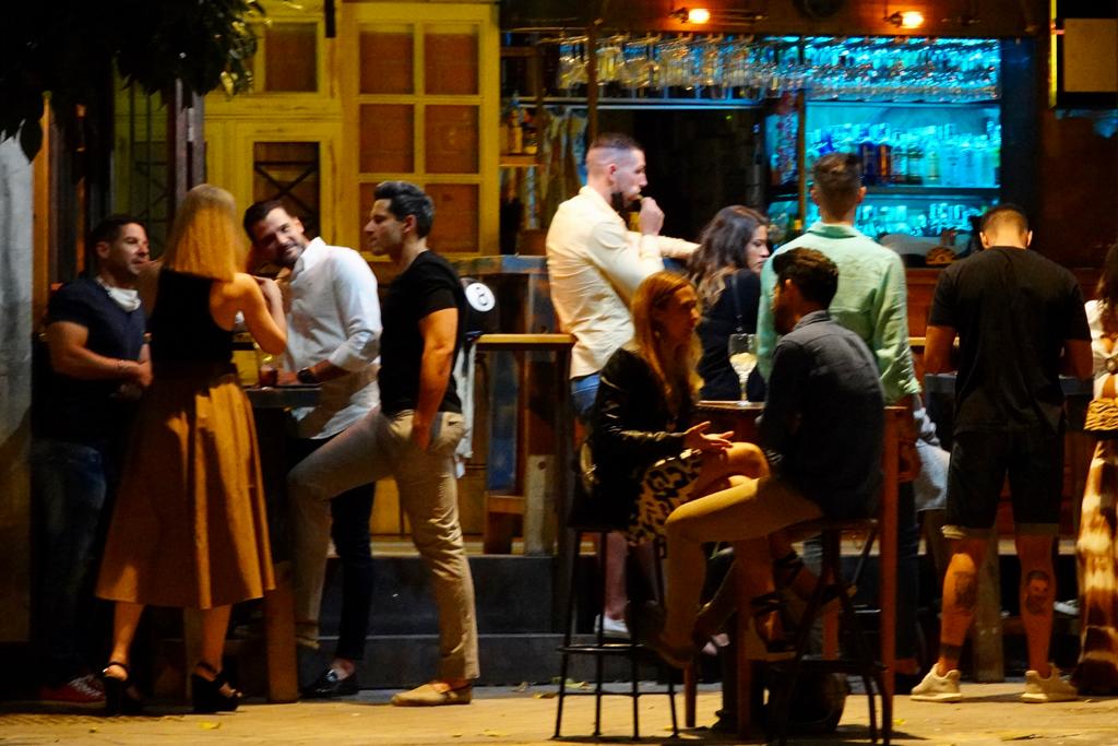 Los bares de la ciudad, repletos de clientes en sus terrazas