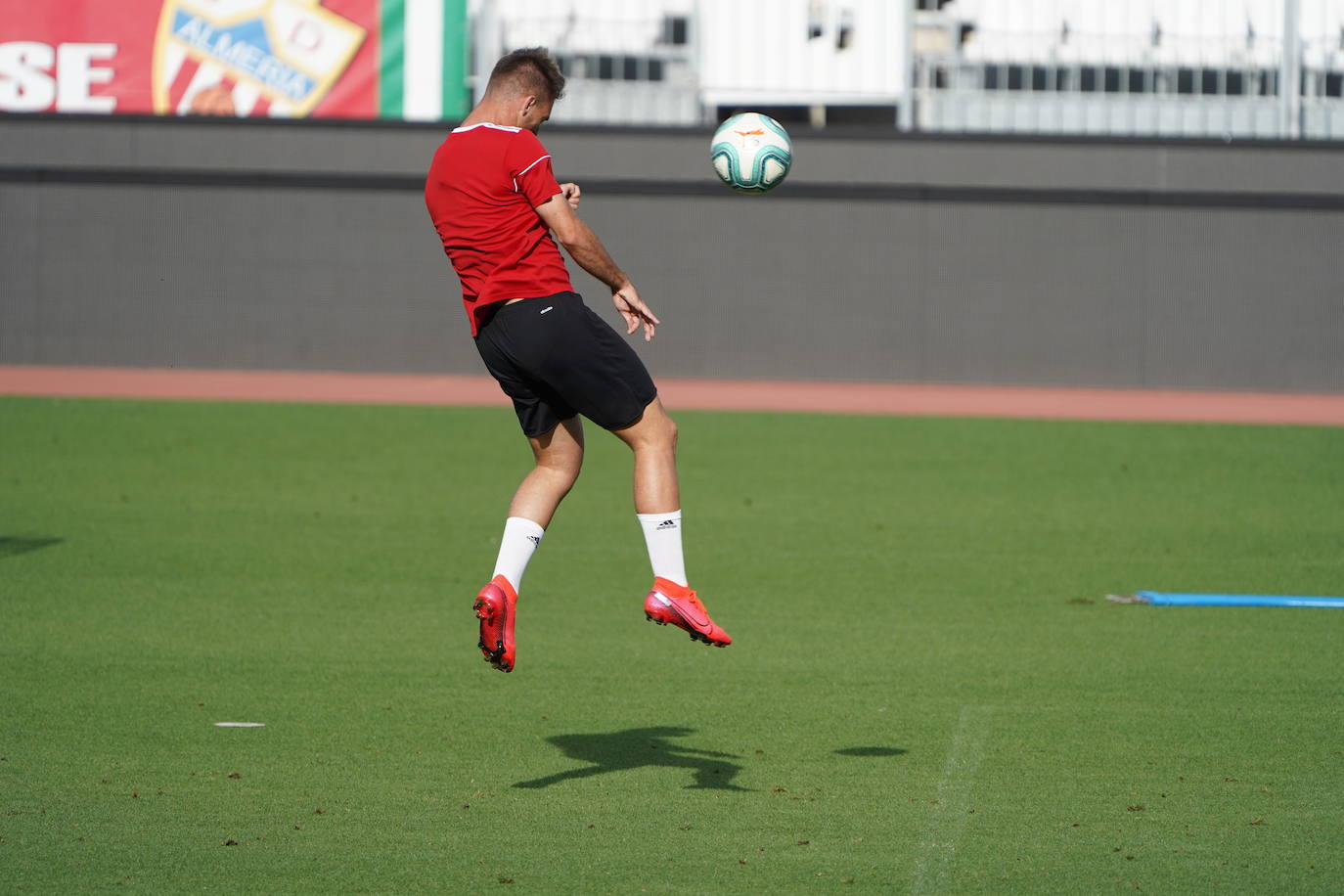 El equipo rojiblanco comienza a preparar el partido de la vuelta a la actividad con un grupo de 29 jugadores