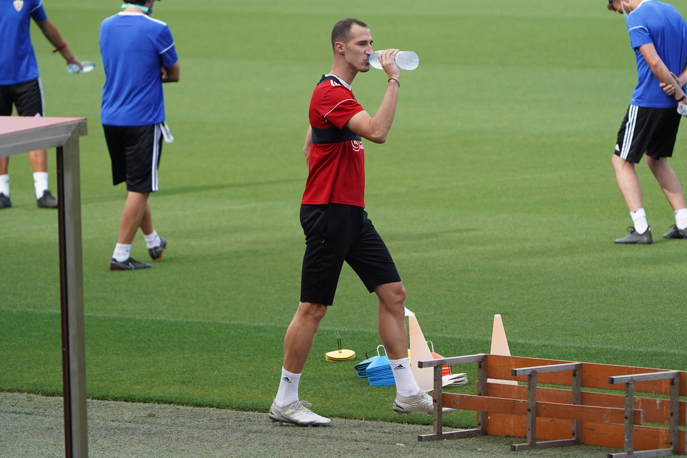 El equipo rojiblanco comienza a preparar el partido de la vuelta a la actividad con un grupo de 29 jugadores