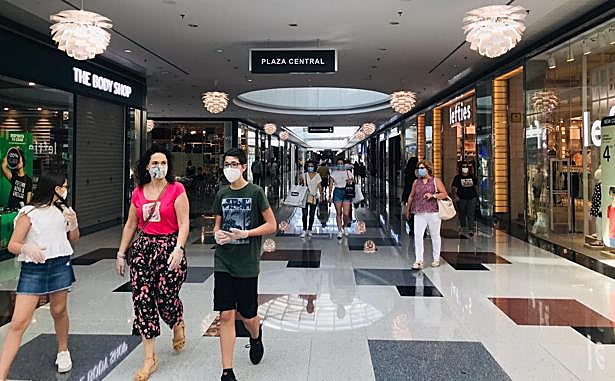 Multitudinaria apertura del Nevada en Granada, el mayor centro comercial de Andalucía: "Había mono"