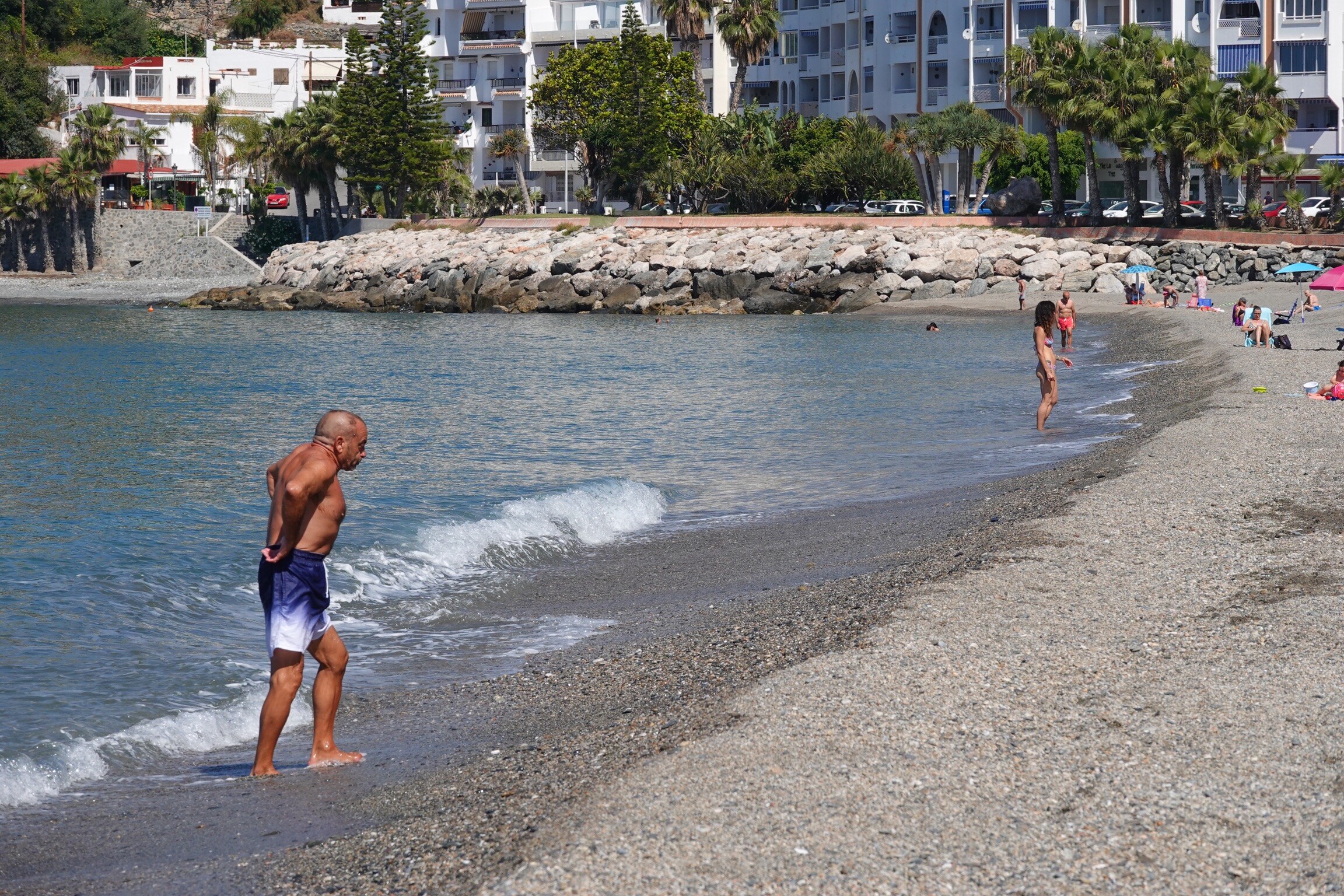 Los bares abren su interior para recibir a los primeros clientes, las playas reciben a sus bañistas y los centros comerciales se estrenan casi ochenta días después