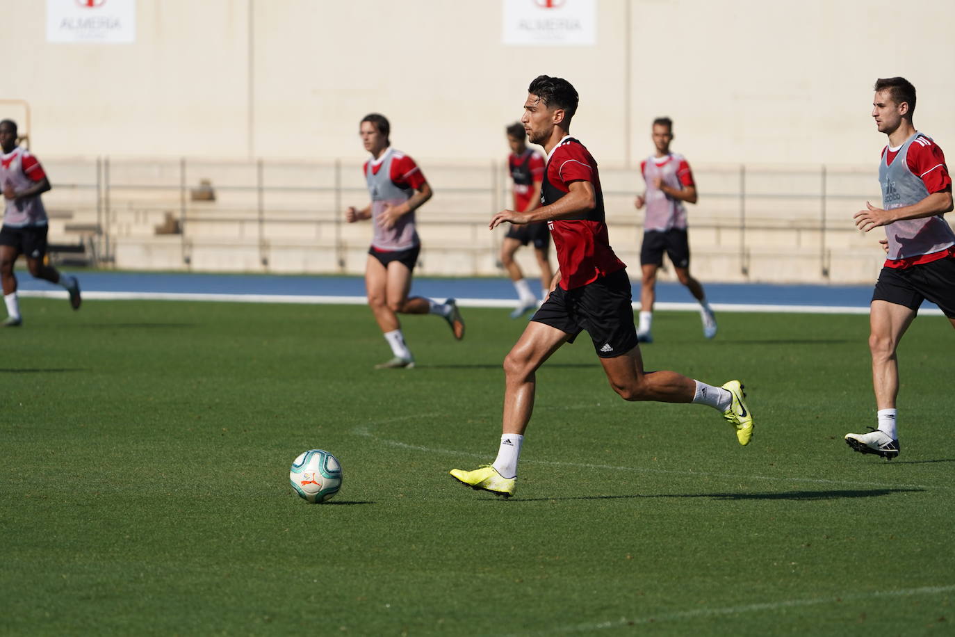 Fotos: El Almería prosigue sus entrenamientos