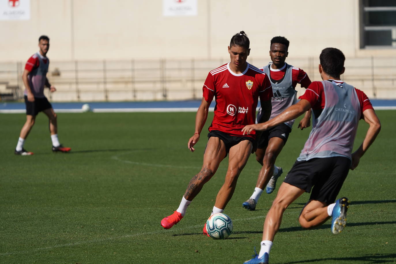 Fotos: El Almería prosigue sus entrenamientos