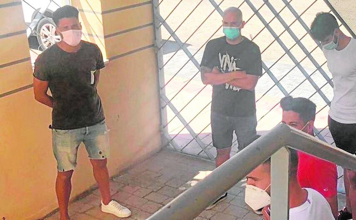 Algunos jugadores blancos y el entrenador Jaime Pérez, ayer esperando para realizarse los test serológicos.