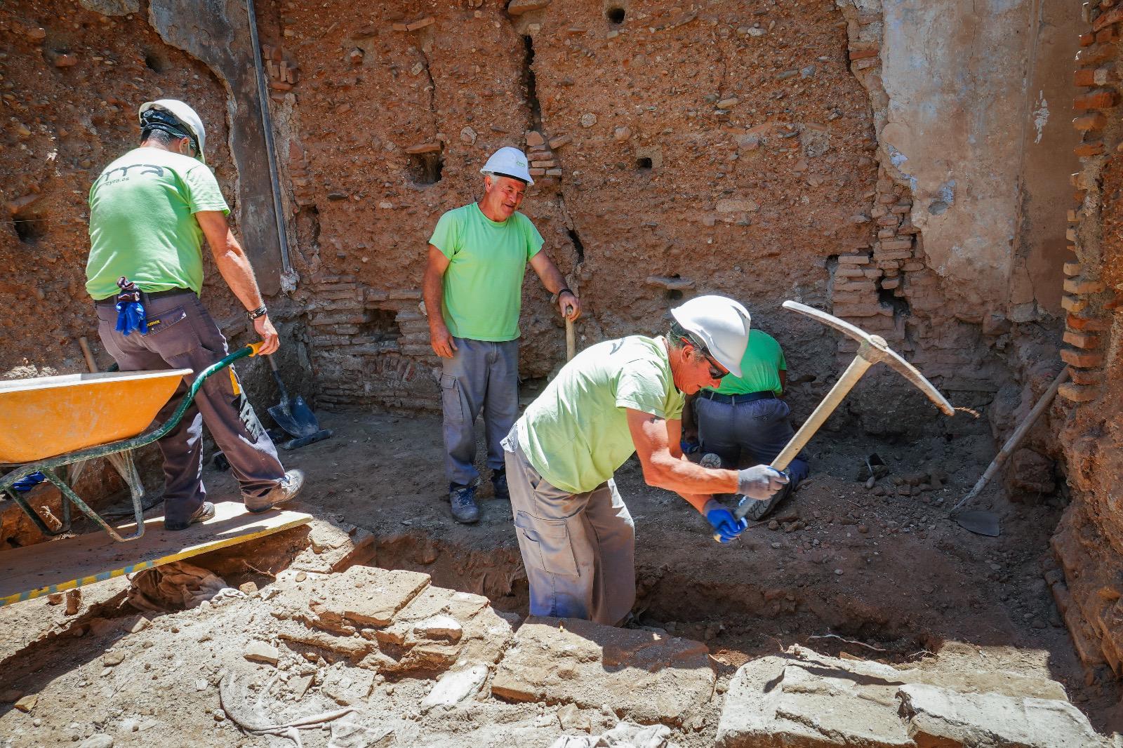 El Patronato de la Alhambra y el Generalife ha retomado este miércoles en Granada las obras de restauración del Maristán, el antiguo hospital nazarí del siglo XIV