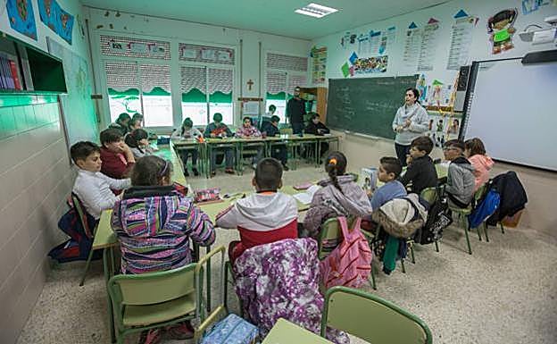 Granada necesitaría 6.000 docentes más para cumplir la ratio de 15 escolares por aula