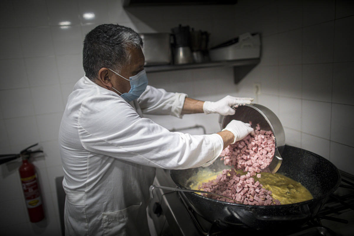 Entramos en las cocinas de la entidad social, que acumula colas más largas desde el inicio de la pandemia