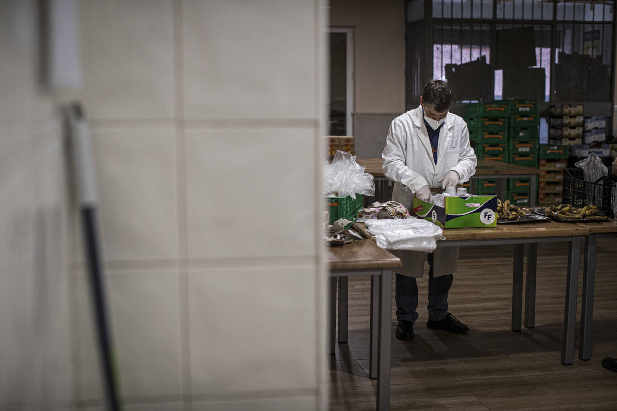 Entramos en las cocinas de la entidad social, que acumula colas más largas desde el inicio de la pandemia