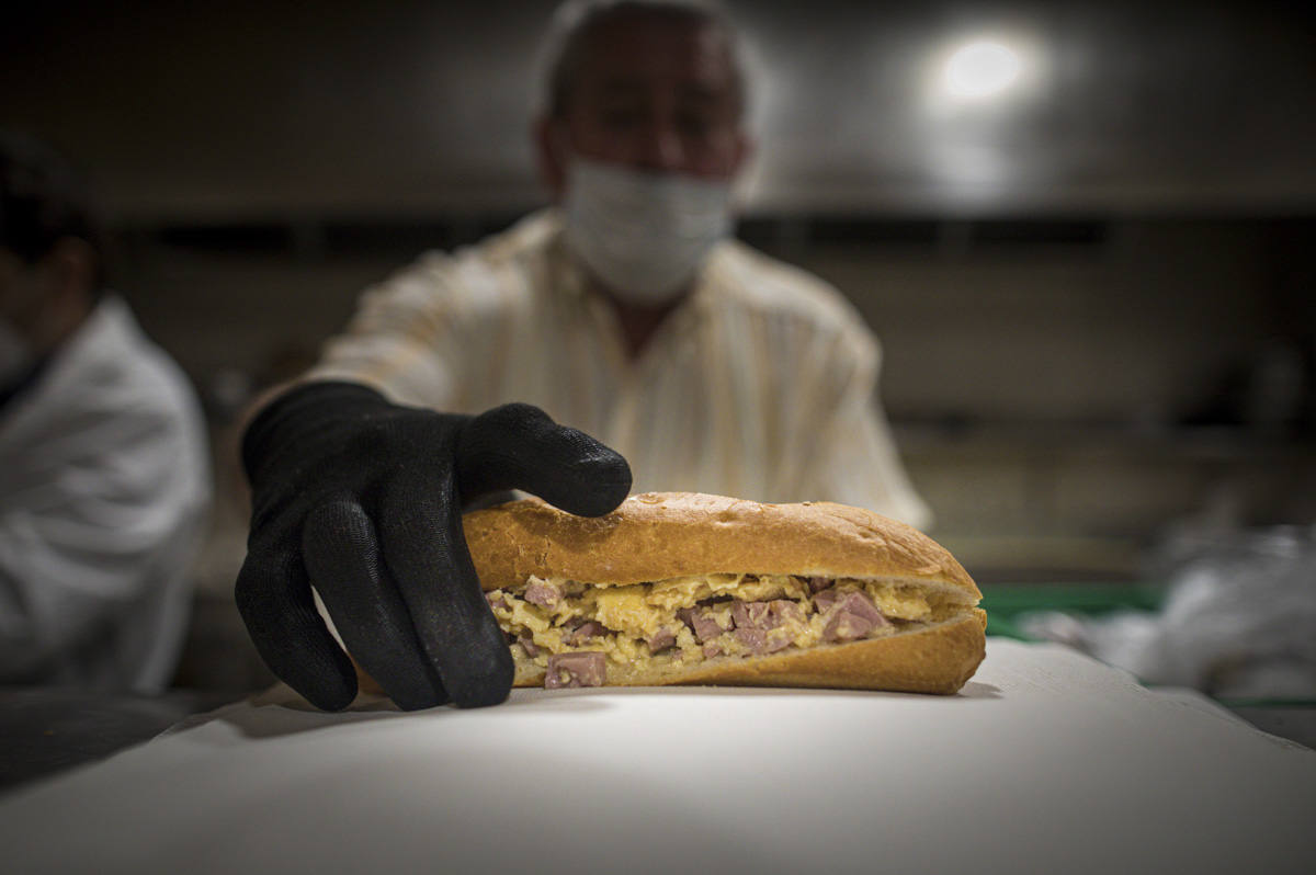 Entramos en las cocinas de la entidad social, que acumula colas más largas desde el inicio de la pandemia