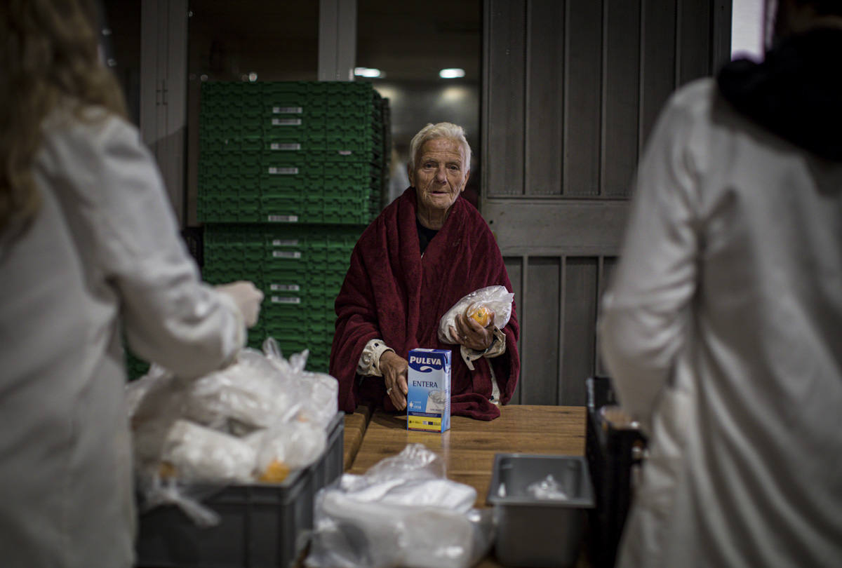 Entramos en las cocinas de la entidad social, que acumula colas más largas desde el inicio de la pandemia