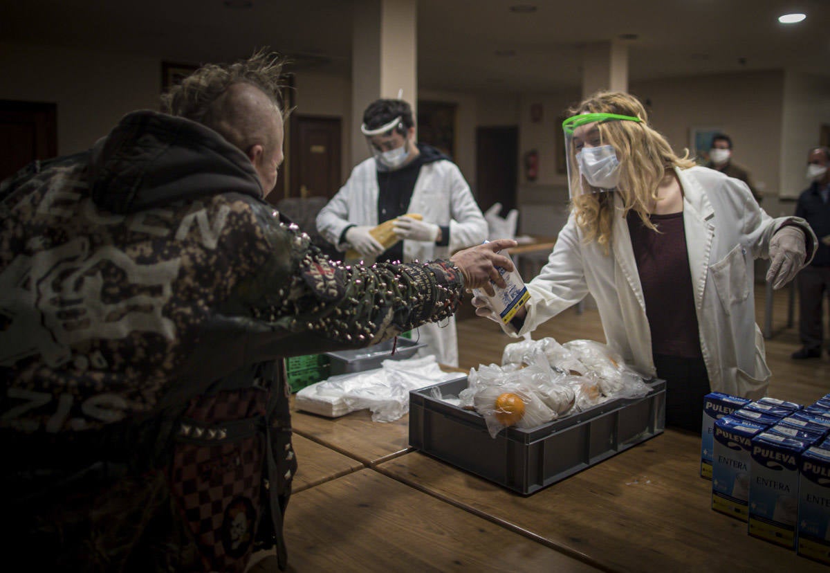 Entramos en las cocinas de la entidad social, que acumula colas más largas desde el inicio de la pandemia