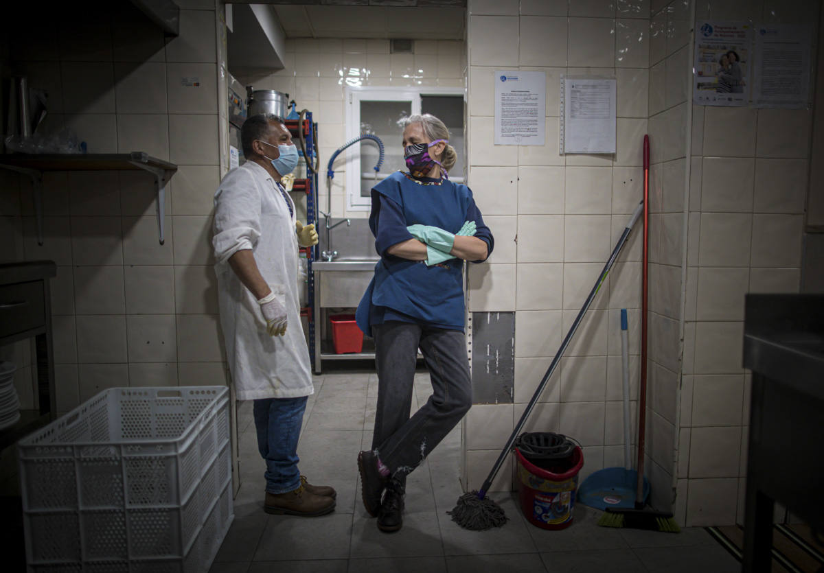 Entramos en las cocinas de la entidad social, que acumula colas más largas desde el inicio de la pandemia