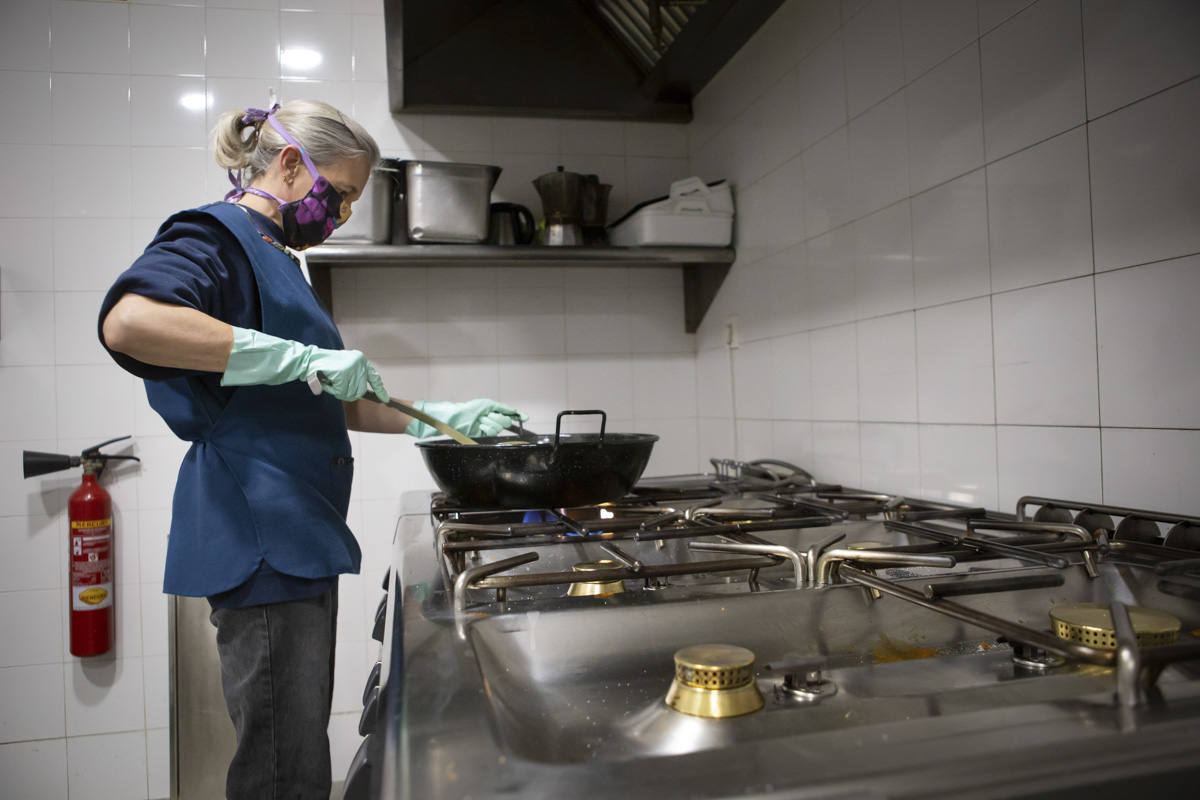 Entramos en las cocinas de la entidad social, que acumula colas más largas desde el inicio de la pandemia
