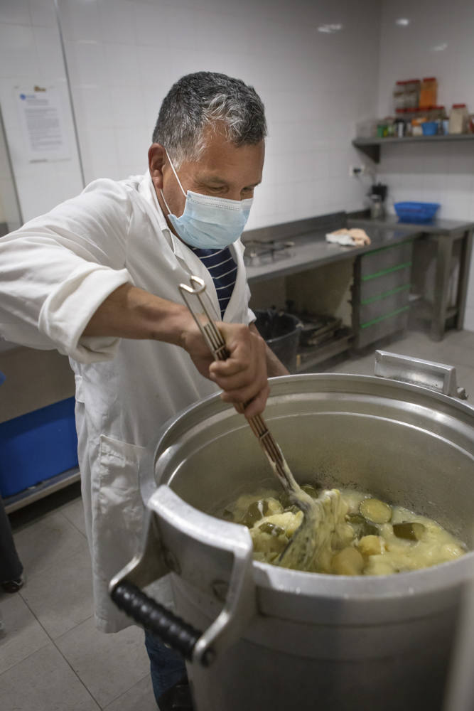 Entramos en las cocinas de la entidad social, que acumula colas más largas desde el inicio de la pandemia