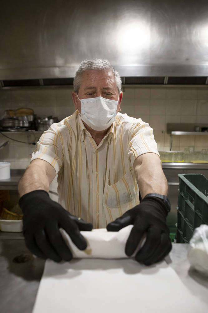 Entramos en las cocinas de la entidad social, que acumula colas más largas desde el inicio de la pandemia