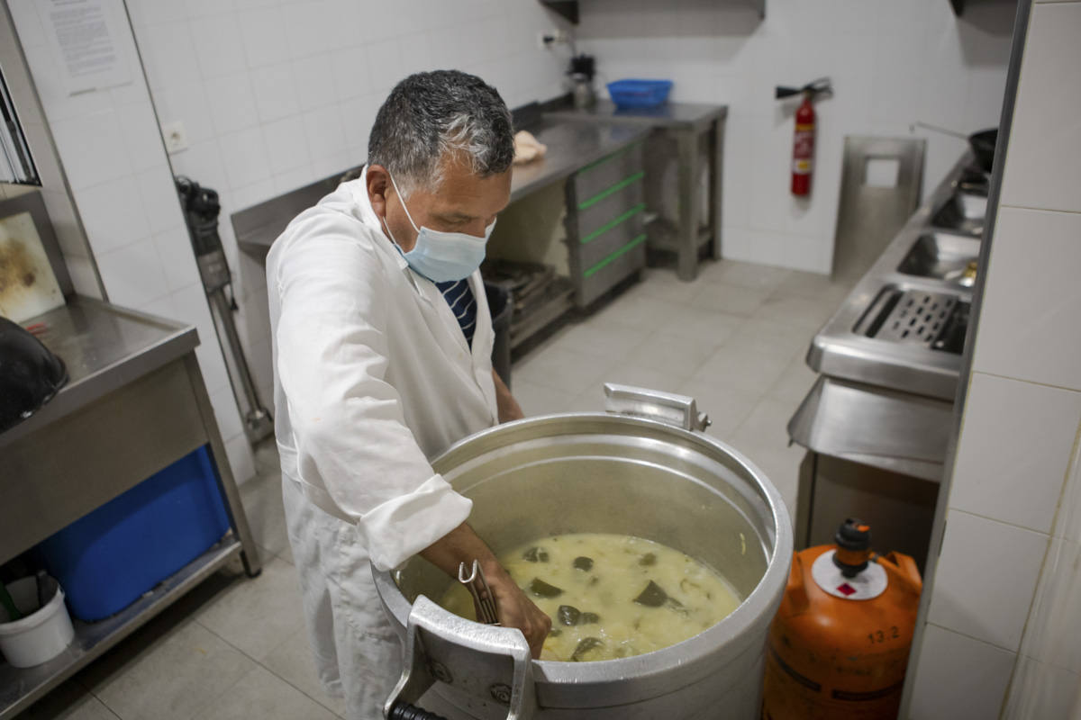 Entramos en las cocinas de la entidad social, que acumula colas más largas desde el inicio de la pandemia