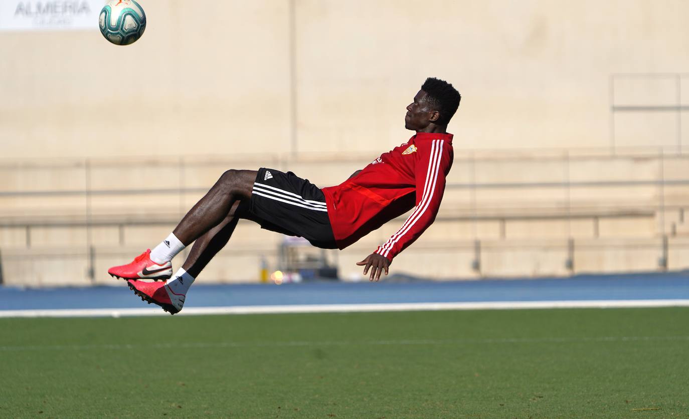 Fotos: El Almería ensaya su estrategia