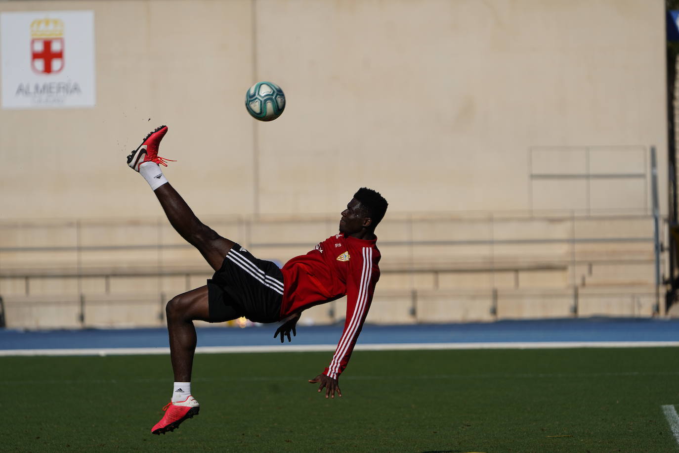 Fotos: El Almería ensaya su estrategia