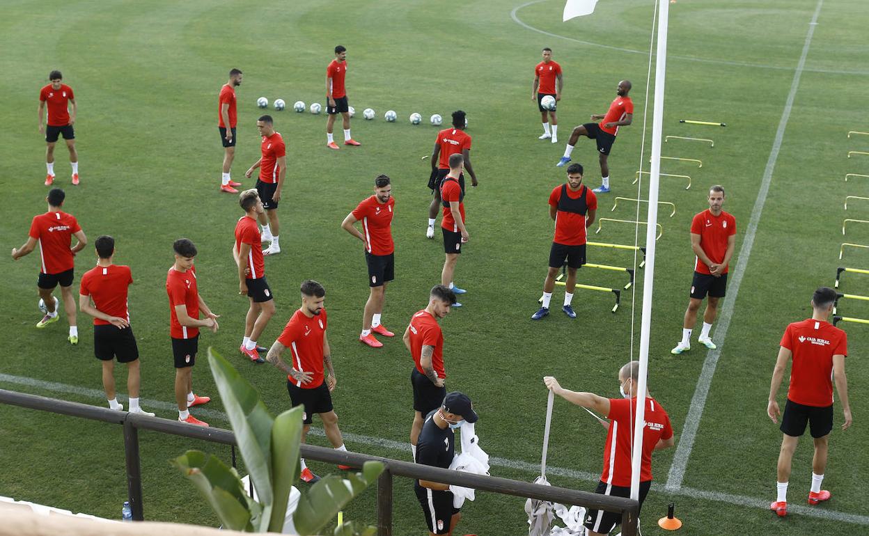 La plantilla del Granada CF, en su entrenamiento de ayer en Marbella. 