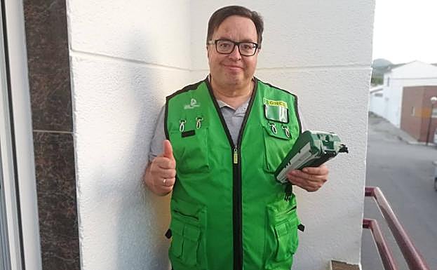 Joaquín Simón vende cupones en el área de servicio La Frontera, en Campillo de Arenas.