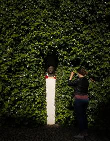 Imagen secundaria 2 - Arriba, fachada principal de la casa. Abajo, placa de cerámica alusiva al nacimiento de Federico, y patio interior con el busto del poeta.