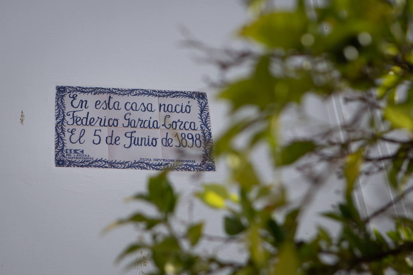 Imagen secundaria 1 - Arriba, fachada principal de la casa. Abajo, placa de cerámica alusiva al nacimiento de Federico, y patio interior con el busto del poeta.