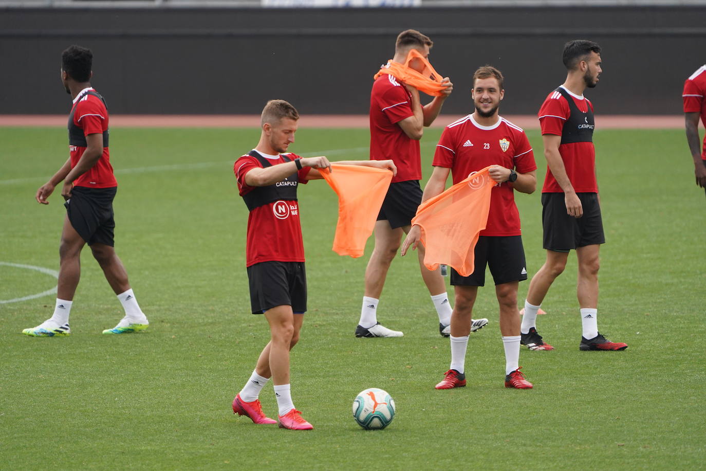 Iván Balliu y Valentín Vada se ponen los petos para jugar un nuevo partidillo. 