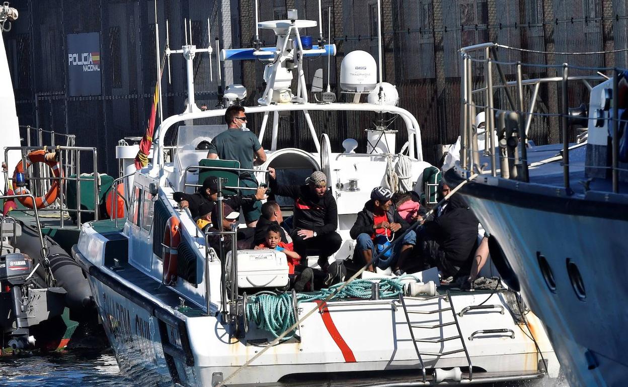 Diez ocupantes de una patera llegan al Puerto de Almería en una patrullera de la Guardia Civil.