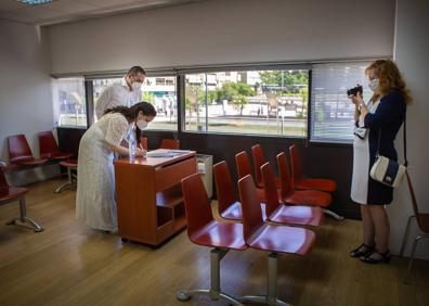 Imagen secundaria 1 - Las bodas duran menos de cinco minutos con un estricto protocolo de seguridad.