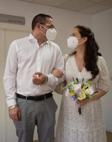 Imagen secundaria 2 - Las bodas duran menos de cinco minutos con un estricto protocolo de seguridad.