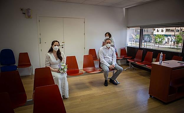 Imagen principal - Las bodas duran menos de cinco minutos con un estricto protocolo de seguridad.