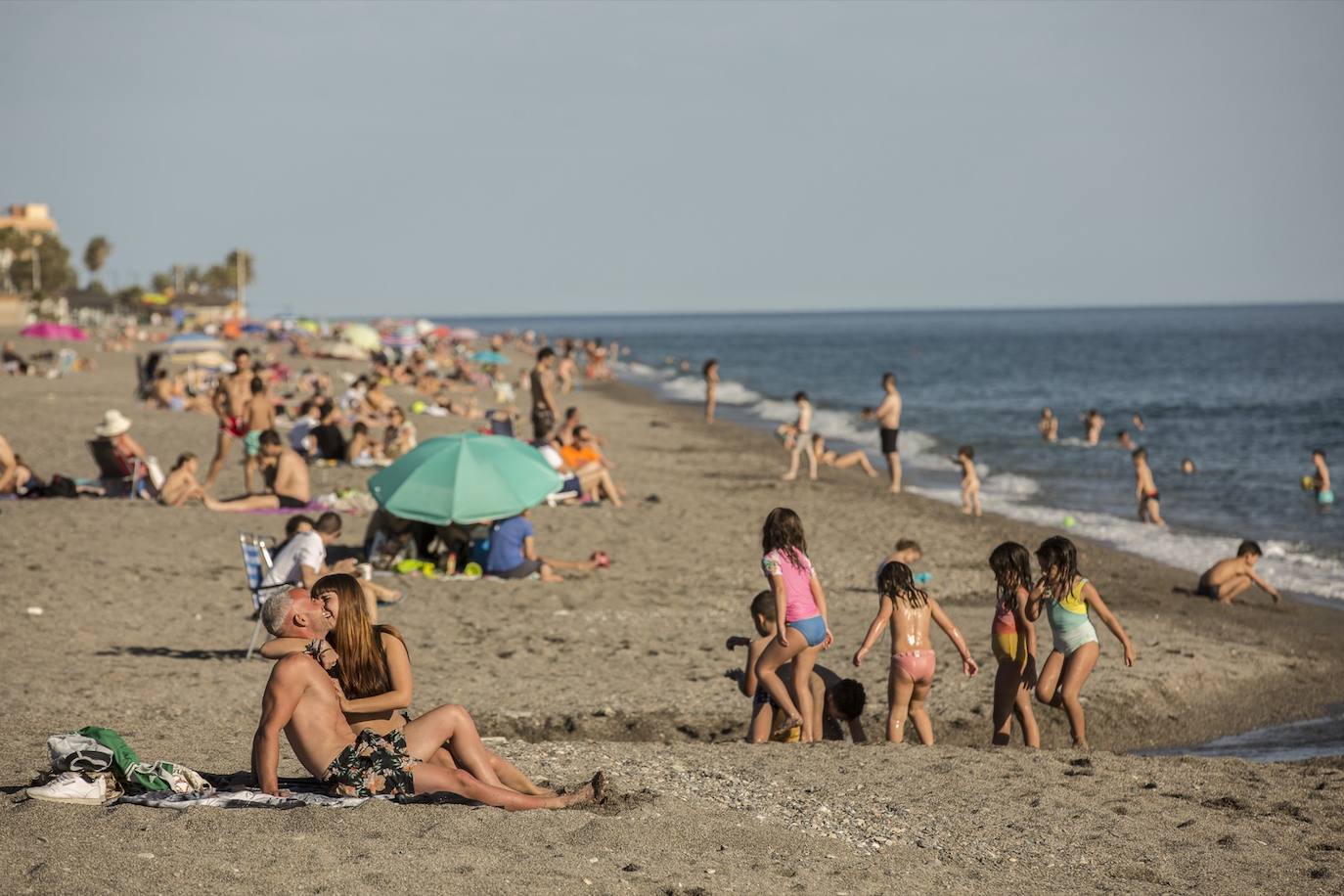 Es el primer sábado desde que se iniciara el estado de alarma en el que se permite el baño y tomar el sol