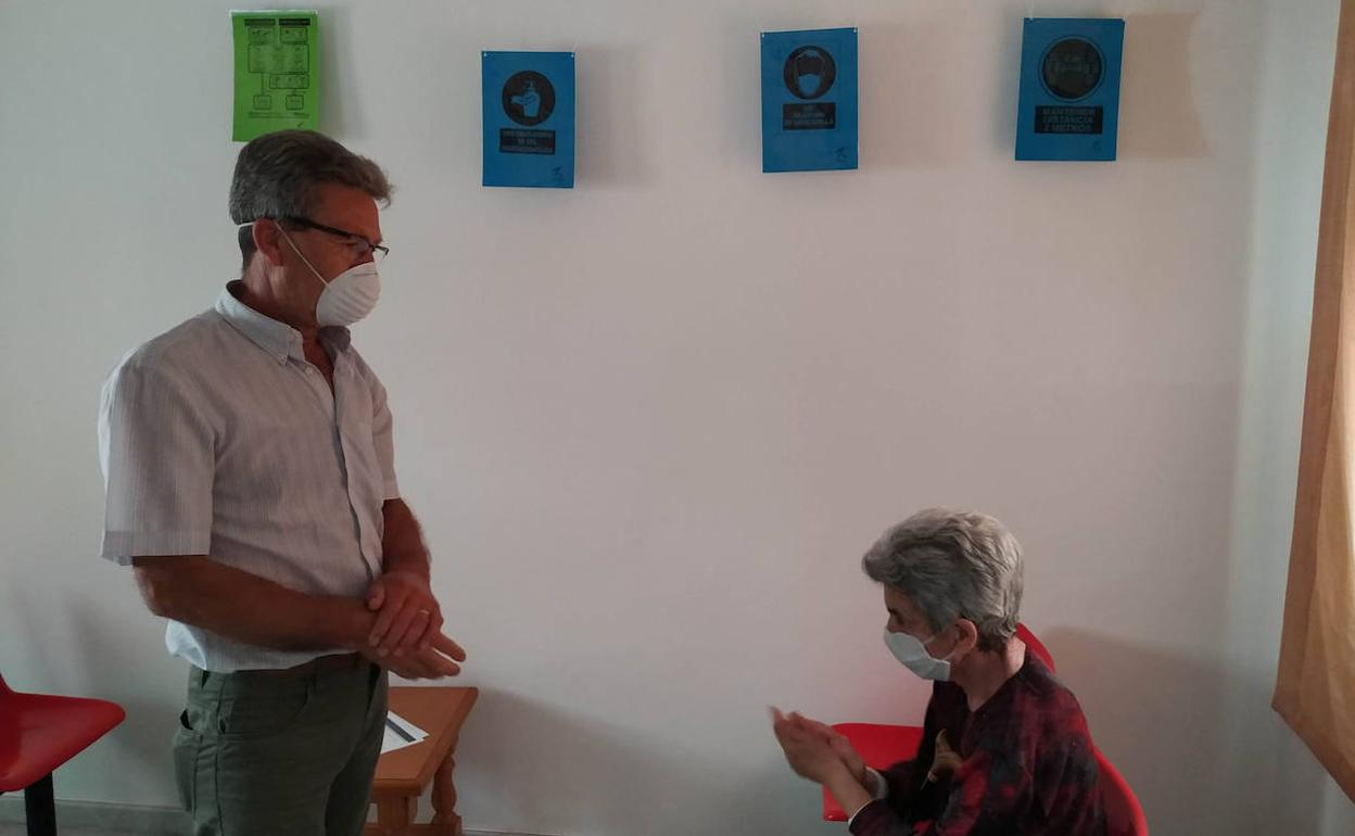 Andrés García visita a su madre en la residencia Serranilla de Mágina de Huelma.