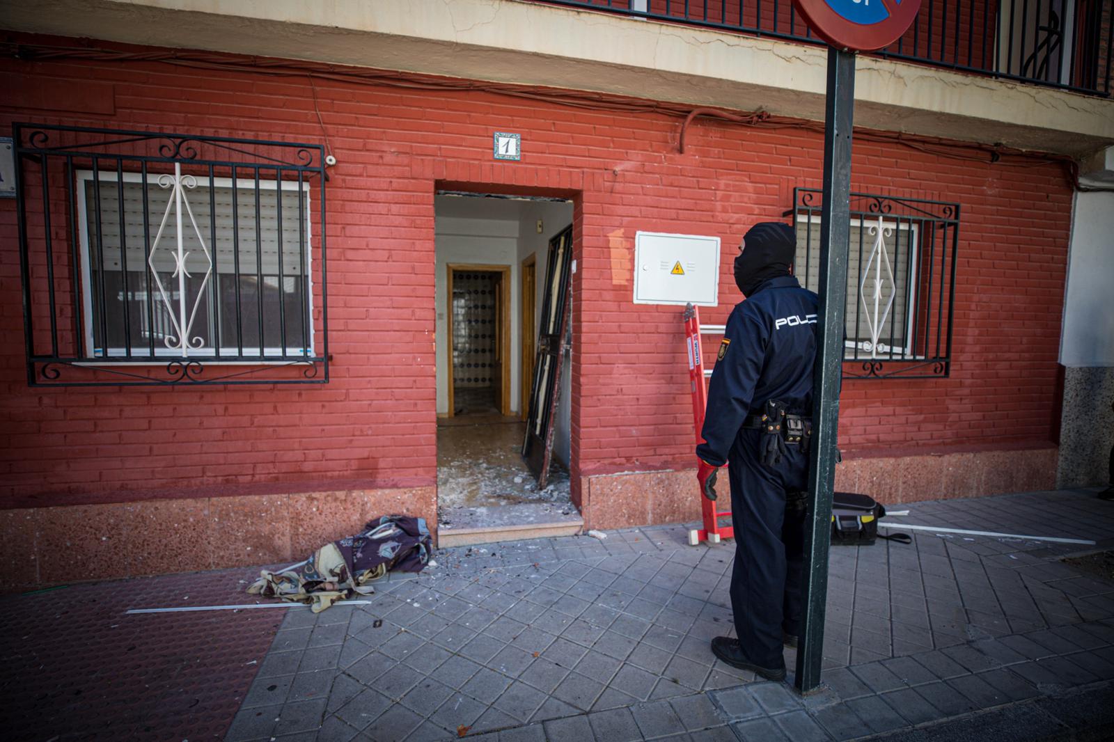 Los registros autorizados judicialmente buscan cultivos de interior de cannabis sativa, armas de fuego y dinero después de una sesuda investigación iniciada meses atrás que culmina ahora