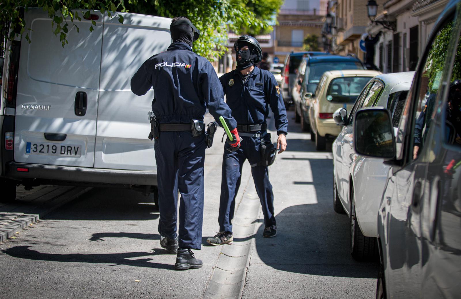 Los registros autorizados judicialmente buscan cultivos de interior de cannabis sativa, armas de fuego y dinero después de una sesuda investigación iniciada meses atrás que culmina ahora